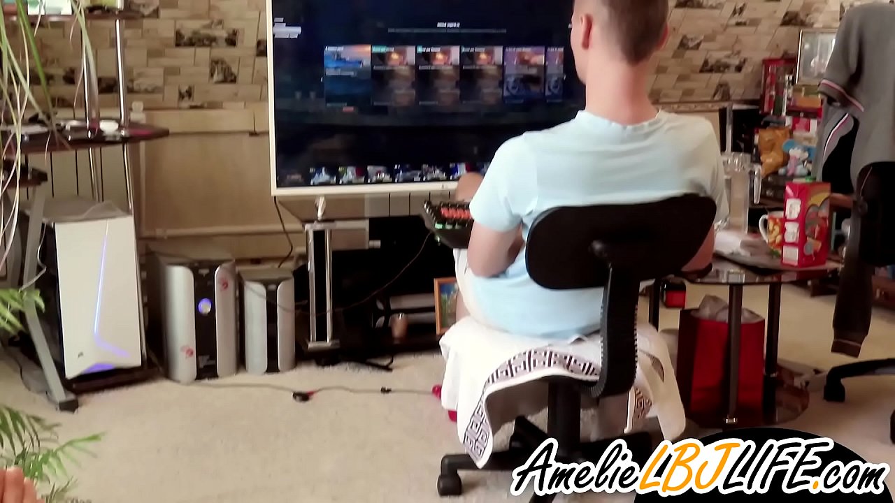 Girl masturbates karo jinis dolanan kanggo pacar kanggo muter game komputer