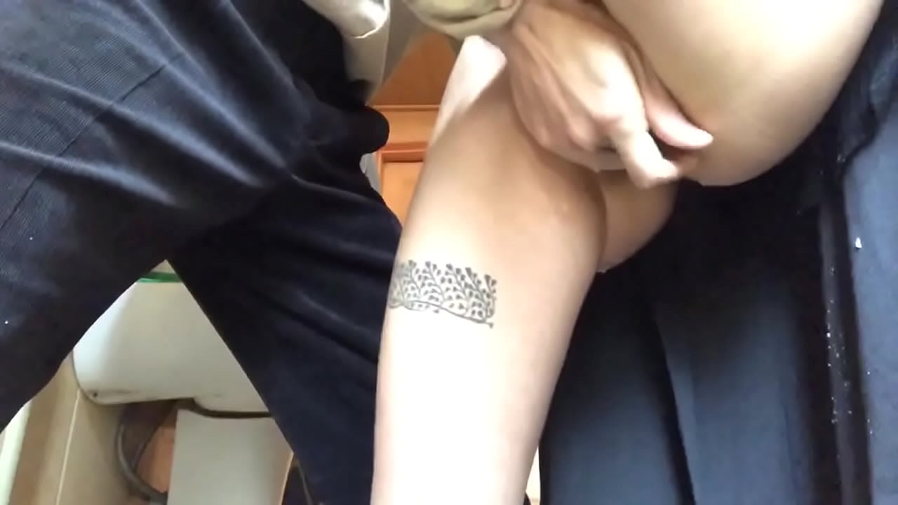 Muncrat ing jedhing sekolah, orgasme frothy nyata - guru nindakake kang paling apik