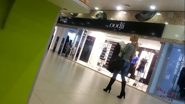 Kelangan cah ayu ing supermarket.