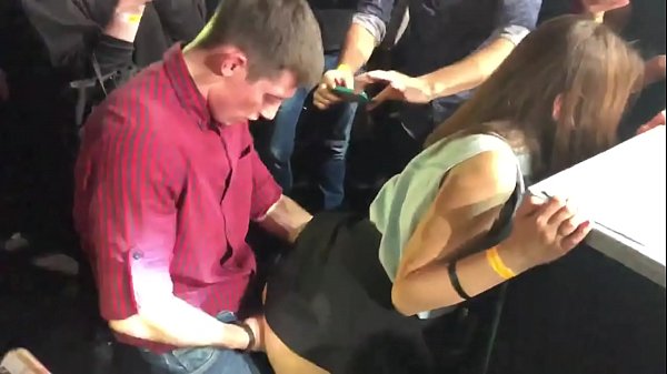 Nyata jinis ing klub wengi Russian. 18 taun-lawas Russian girl ing anus lan tempek bajingan ing klub wengi